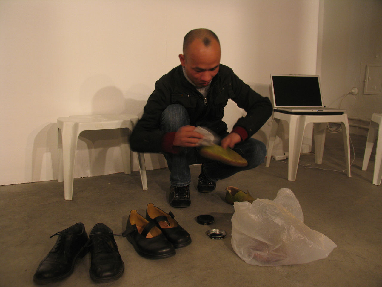 Photographic documentation of RYLLEGA Berlin (Performance by Truong Tan, 16 September 2008)